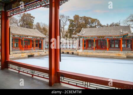 Pechino, Cina - Gen 11 2020: Huafang casa nel Parco Beihai è un'architettura cinese che circondava uno stagno che si trova nel mezzo dell'arciato Foto Stock