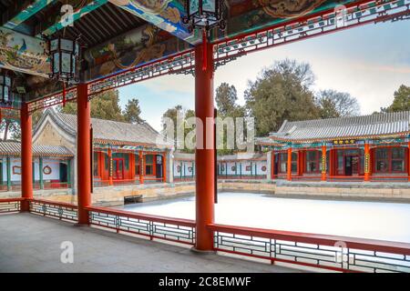 Pechino, Cina - Gen 11 2020: Huafang casa nel Parco Beihai è un'architettura cinese che circondava uno stagno che si trova nel mezzo dell'arciato Foto Stock