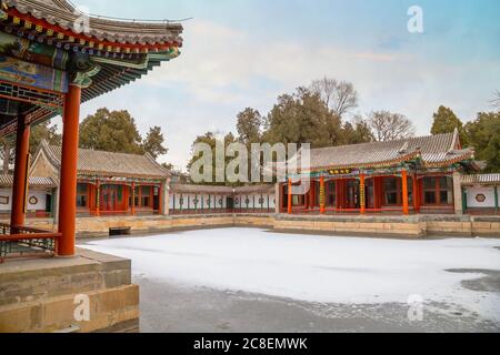 Pechino, Cina - Gen 11 2020: Huafang casa nel Parco Beihai è un'architettura cinese che circondava uno stagno che si trova nel mezzo dell'arciato Foto Stock