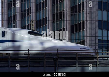 La cabina di uno shinkansen serie N700 (bullet train) che passa attraverso Yurakucho, Tokyo, Giappone Foto Stock