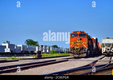 Aurora, Illinois, Stati Uniti. Locomotive Burlington Northern Santa Fe in attesa di partire dalla ferrovia Eola Yard con un treno merci. Foto Stock