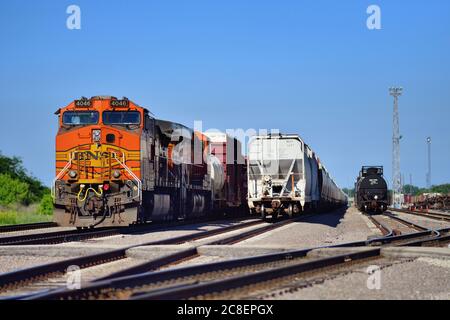 Aurora, Illinois, Stati Uniti. Locomotive Burlington Northern Santa Fe in attesa di partire dalla ferrovia Eola Yard con un treno merci. Foto Stock