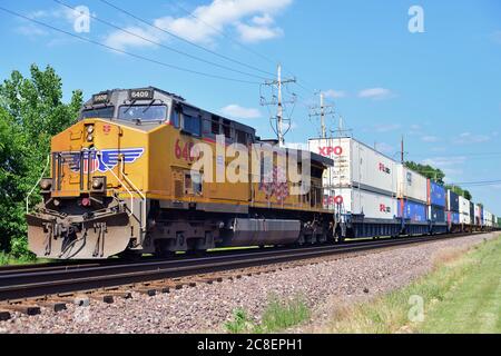 Ginevra, Illinois, Stati Uniti. Un'unica locomotiva conduce un treno merci intermodale dell'Unione pacifica nel suo viaggio verso ovest da Chicago. Foto Stock