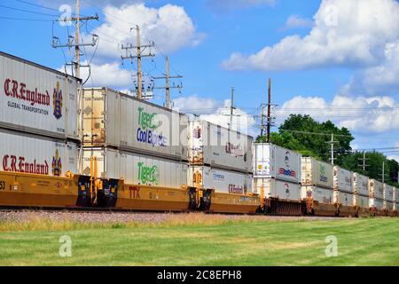 Ginevra, Illinois, Stati Uniti. Un treno merci stack o container durante il viaggio verso ovest da Chicago. Foto Stock