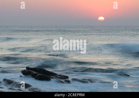 Bellissimo paesaggio, alba, Durban, Sudafrica, Umhlanga Rocks spiaggia, sfondi, mare, costa, costa, bellezza nella natura, atmosfera, umore Foto Stock