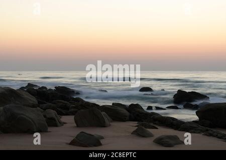 Paesaggio, bella spiaggia all'alba, Durban, Sud Africa, movimento, sfocatura, mare africano, costa, bellezza nella natura, sfondi, umore, atmosfera Foto Stock