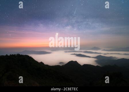 Lo scenario di Phu Chi Dao che abbondanza di mare di nebbia e la Via Lattea sopra nella provincia di Chiang Rai, Thailandia. Foto Stock