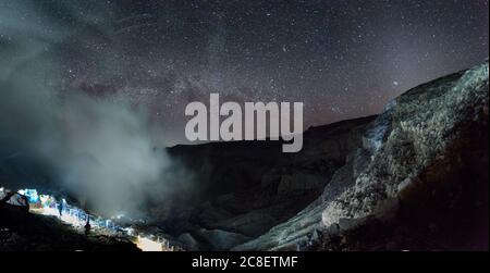 Il paesaggio del Monte Kawah Ijen all'alba che può vedere la via lattea sopra e vapore da un'eruzione del vulcano a Giava, Indonesia. Foto Stock