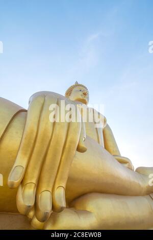 Lo scenario dell'enorme statua dorata del buddha del tempio Wat Muang nella provincia di Ang Thong, Thailandia. Foto Stock