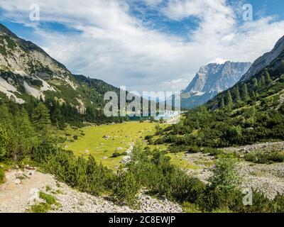 Fantastica escursione a Seebensee e Drachensee nei Monti Mieminger vicino a Ehrwald in Tirolo Foto Stock