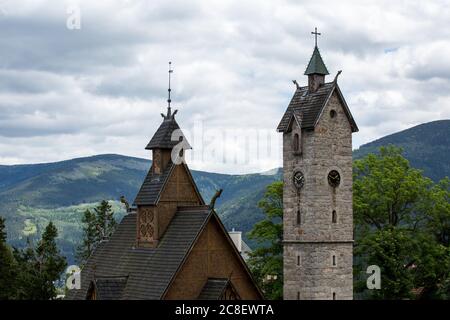 Una vista della Swiatynia Wang (Chiesa di Vang Stave). Chiesa di Vang in quattro post a navata singola chiesa costruita originariamente intorno al 1200 nella parrocchia di Vang nella regione di Valdres in Norvegia. Fu portata sui Monti Karkonosze nel 1842 da Friedrich Wilhelm IV, re di Prussia. L'intera costruzione è stata completata senza l'uso di chiodi. Foto Stock