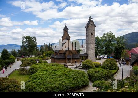 Una vista della Swiatynia Wang (Chiesa di Vang Stave). Chiesa di Vang in quattro post a navata singola chiesa costruita originariamente intorno al 1200 nella parrocchia di Vang nella regione di Valdres in Norvegia. Fu portata sui Monti Karkonosze nel 1842 da Friedrich Wilhelm IV, re di Prussia. L'intera costruzione è stata completata senza l'uso di chiodi. Foto Stock