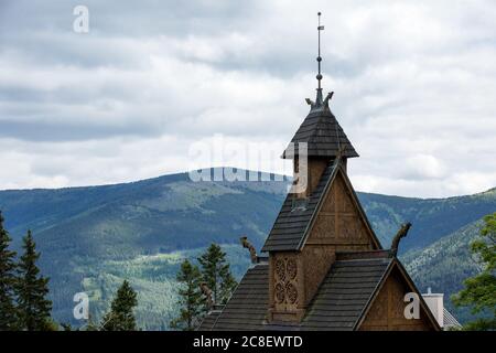 Una vista ravvicinata della torre Swiatynia Wang (Chiesa di Vang Stave). Chiesa di Vang in chiesa a quattro colonne a navata singola costruita intorno al 1200 nella parrocchia di Vang nella regione di Valdres in Norvegia. Fu portata sui Monti Karkonosze nel 1842 da Friedrich Wilhelm IV, re di Prussia. L'intera costruzione è stata completata senza l'uso di chiodi. Foto Stock