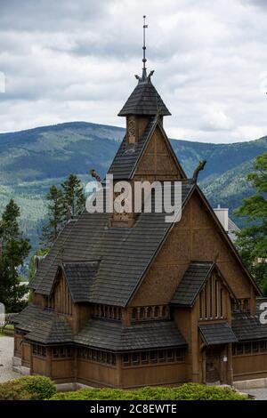 Una vista della Swiatynia Wang (Chiesa di Vang Stave). Chiesa di Vang in quattro post a navata singola chiesa costruita originariamente intorno al 1200 nella parrocchia di Vang nella regione di Valdres in Norvegia. Fu portata sui Monti Karkonosze nel 1842 da Friedrich Wilhelm IV, re di Prussia. L'intera costruzione è stata completata senza l'uso di chiodi. Foto Stock