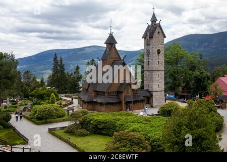 Una vista della Swiatynia Wang (Chiesa di Vang Stave). Chiesa di Vang in quattro post a navata singola chiesa costruita originariamente intorno al 1200 nella parrocchia di Vang nella regione di Valdres in Norvegia. Fu portata sui Monti Karkonosze nel 1842 da Friedrich Wilhelm IV, re di Prussia. L'intera costruzione è stata completata senza l'uso di chiodi. Foto Stock