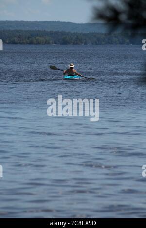 persona in kayak che canta sul lago Foto Stock