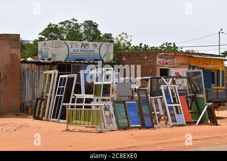 Un negozio che vende finestre e porte, in esposizione all'esterno, a Niamey, Niger, Africa Foto Stock