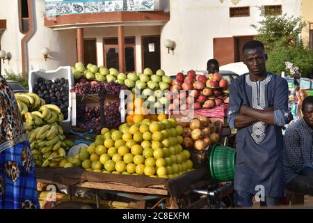 Una bancarella di frutta a bordo strada a Niamey, Niger, Africa. Foto Stock