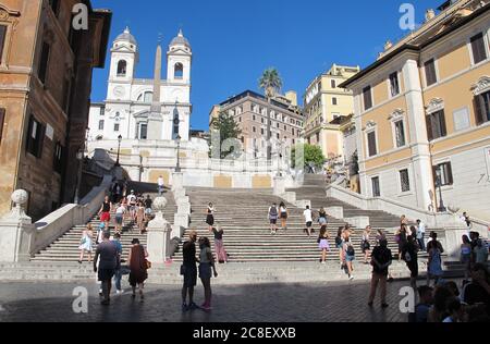 ROM, Italia. 18 luglio 2020. Pochi sono i posti in Piazza di Spagna a Roma. Il numero di turisti stranieri nella capitale italiana è estremamente basso a causa della pandemia di Corona. (Per dpa 'la Roma Vecchia è ringiovanente - la capitale italiana deve reinventarsi') Credit: Petra Kaminsky/dpa/dpa/Alamy Live News Foto Stock