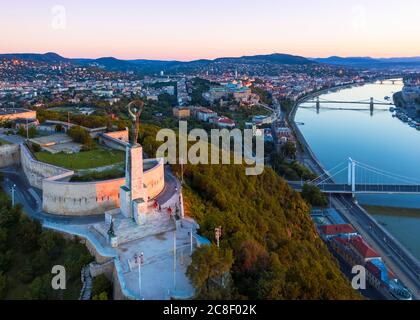 Europa Ungheria Budapest Cittadella. Statua della libertà. I paesaggi urbani di Budapest formano la collina di Gellert. Vista aerea della splendida Statua Ungherese della libertà Foto Stock