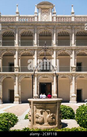 Alcala de Henares, provincia di Madrid, Spagna. Patio Mayor del XVII secolo dell'Università di Antigua o del Colegio de San Ildefonso. Il motivo cigno sul noi Foto Stock
