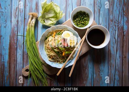 Chowmein, uno spuntino popolare con ingredienti Foto Stock