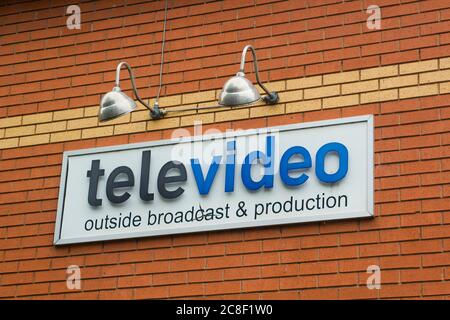 7 luglio 2020 un cartello per piccole imprese sul muro della sede commerciale di Telegideo Ltd sulla Furnival Road a Sheffield, Inghilterra Foto Stock