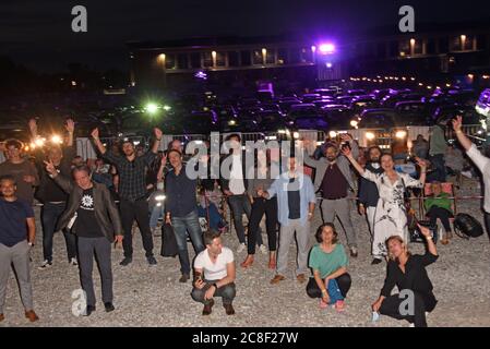 Monaco, Germania. 23 luglio 2020. Il cast di "Faking Bullshit" prima della loro prima uscita del film nel pop-in al cinema a comparsa del film München Pop-Up. Credit: Ursula Düren/dpa/Alamy Live News Foto Stock