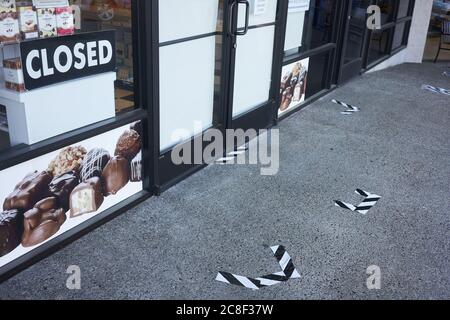 Un negozio chiuso al dettaglio See's Candies a Lake Oswego, Oregon, giovedì 22 luglio 2020, con eleganti segnapunti sociali all'ingresso. Foto Stock