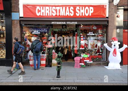 Gli acquirenti navigano in un negozio di natale a scomparsa, situato in un ex negozio di panetteria Patisserie Valerie Foto Stock