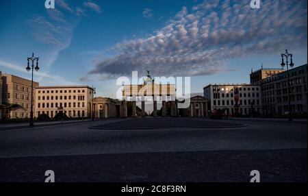 Berlino, Germania. 24 luglio 2020. Una banda di nuvole passa sopra la porta di Brandeburgo. Credit: Paul Zinken/dpa-zb-zentralbild/dpa/Alamy Live News Foto Stock