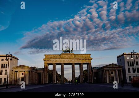 Berlino, Germania. 24 luglio 2020. Una banda di nuvole passa sopra la porta di Brandeburgo. Credit: Paul Zinken/dpa-zb-zentralbild/dpa/Alamy Live News Foto Stock