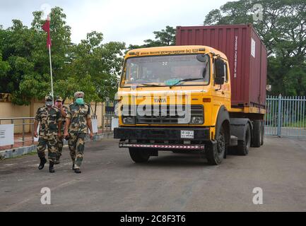 (200724) -- AGARTALA, 24 luglio 2020 (Xinhua) -- UN camion dal Bangladesh entra in India attraverso Akhaura Checkpost ad Agartala, la capitale dello stato nordorientale dell'India di Tripura, 23 luglio 2020. Un carico di container è stato trasportato tra due stati indiani attraverso un porto situato in Bangladesh Giovedi per risparmiare tempo e distanza, ha annunciato il portavoce del Ministero degli Affari Esteri Anurag Srivastava. "La prima volta in assoluto, il trasporto di merci container da Kolkata (la capitale dello stato del Bengala occidentale) ad Agartala (capitale dello stato di Tripura) attraverso il porto di Chattogram è stato di s. Foto Stock