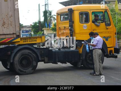 (200724) -- AGARTALA, 24 luglio 2020 (Xinhua) -- un funzionario e un lavoratore portuale controllano i documenti e il camion che entrano in India attraverso Akhaura Checkpost dal Bangladesh ad Agartala, la capitale dello stato nordorientale dell'India di Tripura, 23 luglio 2020. Un carico di container è stato trasportato tra due stati indiani attraverso un porto situato in Bangladesh Giovedi per risparmiare tempo e distanza, ha annunciato il portavoce del Ministero degli Affari Esteri Anurag Srivastava. "La prima volta in assoluto di trasporto di merci container da Kolkata (la capitale dello stato del Bengala Occidentale) ad Agartala (capitale di Foto Stock