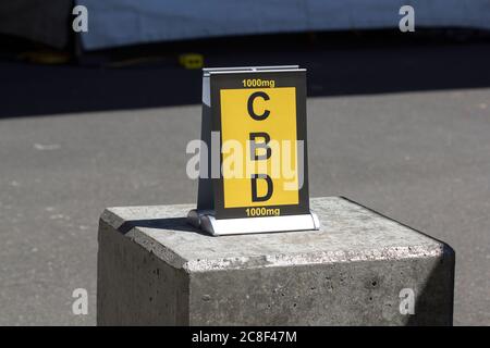 Un segno che promuove i prodotti petroliferi ad alta resistenza del CBD è visto al di fuori dello stand di un rivenditore di marijuana nel centro di Portland, Ore., durante un'estate pandemica. Foto Stock