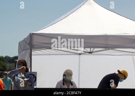 Clienti mascherati e venditori ambulanti presso uno stand di cibo nel mercato contadino del sabato nel centro di Portland, Ore., il 7/18/2020 in mezzo alla pandemia del coronavirus. Foto Stock