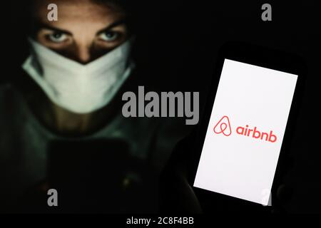 In questa illustrazione della foto un logo Airbnb vede visualizzato su uno smartphone. Foto Stock