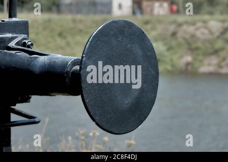 Tampone nero di un carro ferroviario, esentato davanti ad uno sfondo sfocato con bokeh Foto Stock