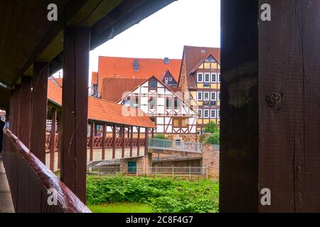 Case a graticcio sulle rive della Werra, vista attraverso un ponte coperto della città vecchia di Hann. Muenden, Germania Foto Stock