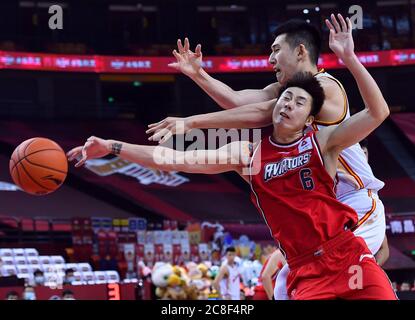 Qingdao, la provincia cinese di Shandong. 24 luglio 2020. Yang Linyi (fondo) di Shenzhen Aviators e fu Hao Bayi Rockets gareggiano durante una partita alla Chinese Basketball Association (CBA) League 2019-2020 a Qingdao, nella provincia di Shandong, nella Cina orientale, il 24 luglio 2020. Credit: Yongqiao/Xinhua/Alamy Live News Foto Stock