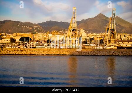 Porto commerciale di Palermo visto dal mare in Sicilia Foto Stock