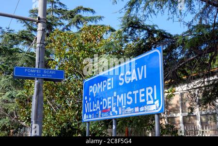 Indicazioni per la stazione ferroviaria Pompei Scavi che si ferma sulla linea tra Napoli e Sorrento per visitare la città romana di Pompei Foto Stock