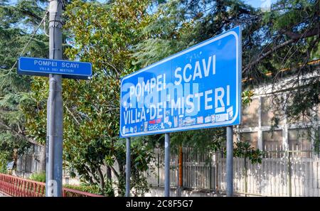Indicazioni per la stazione ferroviaria Pompei Scavi che si ferma sulla linea tra Napoli e Sorrento per visitare la città romana di Pompei Foto Stock