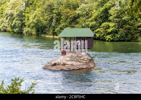 Piccola casa sul fiume Drina a Bajina basta, Serbia Foto Stock