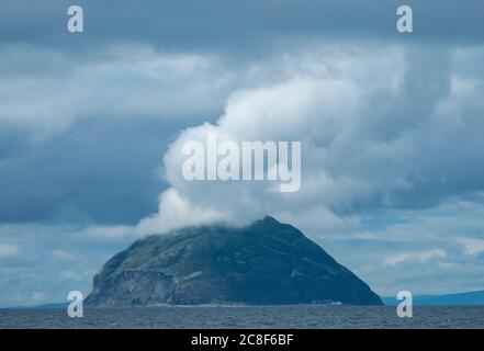 Ailsa Craig isola al largo della costa del sud Ayrshire nel Firth di Clyde Scozia Regno Unito Foto Stock