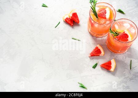 Cocktail rinfrescante con pompelmo con ghiaccio e rosmarino. Foto Stock