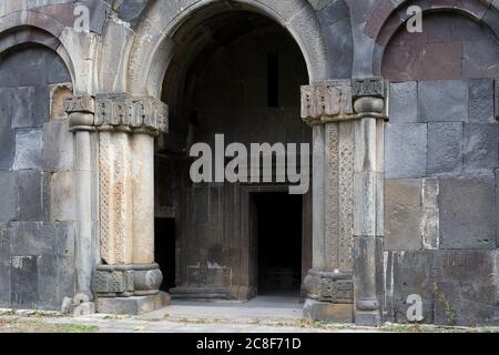 Il Monastero di Bgheno-Noravank è un monastero armeno del XI secolo situato nella marz di Syunik in Armenia. Si trova in fondo a una pista boschiva. Foto Stock