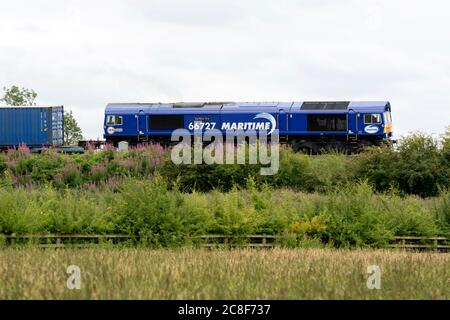 GBRf Maritime livered locomotiva diesel classe 66 n. 66727 'maritime One' che traina un treno freightliner, Warwickshire, Regno Unito Foto Stock