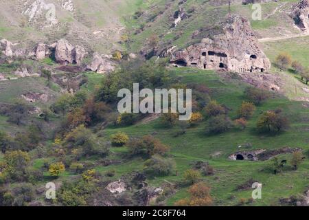 Il villaggio grotta di Khndzoresk nel sud-est Armenia. Fu abitato fino al 1951 ed è stato sviluppato come attrazione turistica. Foto Stock