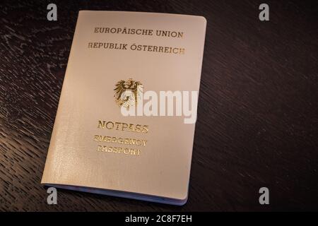 Passaporto europeo di emergenza della Repubblica d'Austria - documento di viaggio color crema dell'UE o dell'Unione europea Foto Stock